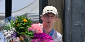 Με μια αγκαλιά λουλούδια: Πώς ένας Jeremy Allen White μάς θυμίζει την ομορφιά της καθημερινότητας