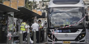 Αστυνομικοί σε στάση λεωφορείου όπου έγινε τρομοκρατική επίθεση