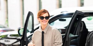 Η Τζούλια Ρόμπερτς μετέτρεψε ένα απλό φθινοπωρινό look σε fashion statement με ένα μόνο αξεσουάρ