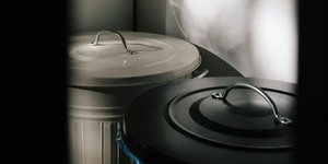 Ούτε χλωρίνη, ούτε χημικά: Το απλό κόλπο για να απολυμάνετε τον κάδο απορριμμάτων