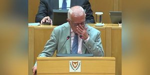 Ο Νικήτας Κακλαμάνης με δάκρυα στα μάτια, στην βουλή της Κύπρου