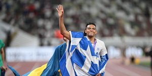 Ο Εμμανουήλ Καραλής κάνει τον γύρο του θριάμβου