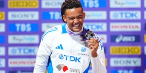 Χαμογελαστός ο Εμμανουήλ Καραλής με το ασημένιο μετάλλιο