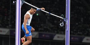 Ο Έλληνας πρωταθλητής του επί κοντώ, Εμμανουήλ Καραλής περνά πάνω από τον πήχη