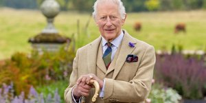 Ο βασιλιάς Κάρολος με το νέο του δαχτυλίδι