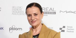 Καρυοφυλλιά Καραμπέτη: Το statement ανδρόγυνο look με μαύρο σατέν πουκάμισο