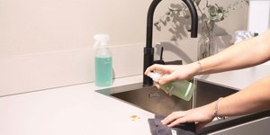 Καθαρίζετε συνέχεια το σπίτι; Μάθετε τι αποκαλύπτει αυτή η συνήθεια, σύμφωνα με τους ψυχολόγους