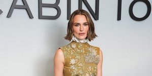 Η Κίρα Νάιτλι ενσαρκώνει τη γοητεία του παλιού Χόλιγουντ με ρετρό κεντημένη τουαλέτα