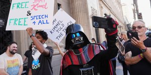 Διαδηλωτής με μάσκα του Darth Vader κρατάει πλακάτ έξω από το El Capitan Entertainment Centre, όπου προβαλλόταν η εκπομπή "Jimmy Kimmel Live!", την Πέμπτη, 18 Σεπτεμβρίου 2025, στο Λος Άντζελες