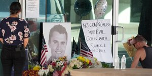 Λουλούδια στο σημείο που δολοφονήθηκε ο Τσάρλι Κερκ