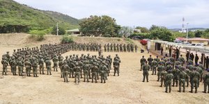 Στρατεύματα παρατάσσονται για επιθεώρηση από τον διοικητή του Κολομβιανού Στρατού, Λουίς Καρντόζο, στην Κούκουτα, όπου πρώην αντάρτες των FARC υποχώρησαν