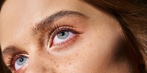 Κοπέλα με γαλάζια μάτια 