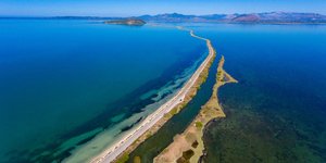 Αυτός είναι ο ελληνικός δρόμος που επιπλέει πάνω στην θάλασσα –Πού βρίσκεται