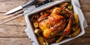 Κοτόπουλο στον φούρνο με πατάτες και μανιτάρια / Φωτογραφία: Shutterstock