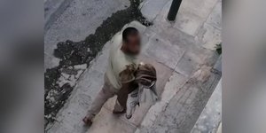 Ο ξυπόλυτος άνδρας που παρενόχλησε κοπέλες