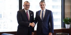Συνάντηση Μητσοτάκη με τον ειδικό σύμβουλο του Τραμπ για την Αφρική