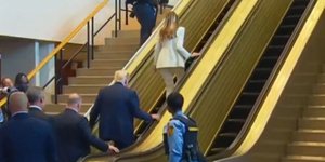 Ντόναλντ Τραμπ και Μελάνια στις κυλιόμενες σκάλες του ΟΗΕ 