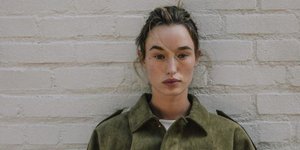 Μοντέλο ποζάρει με το τζάκετ από τα Zara