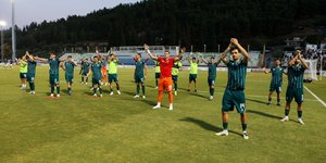 Παίκτες του Λεβαδειακού χειροκροτούν τον κόσμο τους