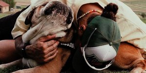 O Lewis Hamilton με τον σκύλο του Roscoe