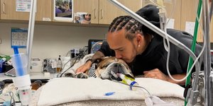 O Lewis Hamilton αγκαλιά με τον σκύλο του Roscoe
