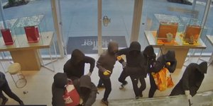 Ληστές εισέβαλαν σε κοσμηματοπωλείο στην Καλιφόρνια και άρπαξαν κοσμήματα αξίας 1 εκατ. δολαρίων