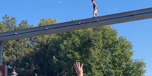 Αγόρι περπατά πάνω σε ράγες τρένου σε λούνα παρκ