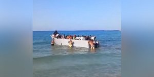 Οι λουόμενοι που σπρώχνουν τη βάρκα στη Γαύδο