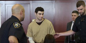 Ο Λουίτζι Μαντζιόνε με χειροπέδες στο δικαστήριο