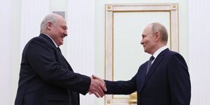 Χειραψία Πούτιν και Λουκασένκο