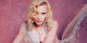 Η Μαντόνα με νυχτικό στο κρεβάτι 