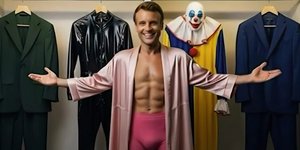 Ο Εμανουέλ Μακρόν εμφανίζεται με μια ροζ ρόμπα στο ΑΙ σώου