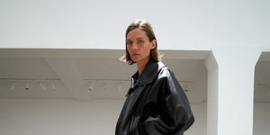 Οι δερμάτινες μπότες που θυμίζουν πέδιλα από τα Mango και φοριούνται ιδανικά με φορέματα