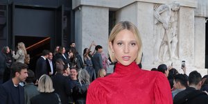 Η Μαρία Ολυμπία Ντε Γκρες επιβεβαιώνει τον τίτλο της ως fashion icon με εμφανίσεις σε Λονδίνο και Μιλάνο