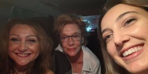 H Mάρω Κοντού με τις δύο νεαρές γυναίκες που την μετέφεραν