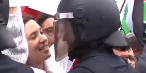 Διαδηλώτρια ΜΑΤατζής