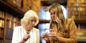 H  Μελάνια Τραμπ με την Καμίλα στη βασιλική βιβλιοθήκη