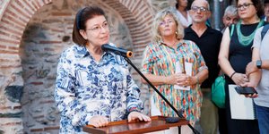 Η υπουργός Πολιτισμού Λίνα Μενδώνη μιλάει κατά τη διάρκεια των αποκαλυπτηρίων της πρώτης κρήνης στην Άνω Πόλη, Θεσσαλονίκης