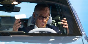 Ο Φρίντριχ Μερτς σε αυτοκίνητο