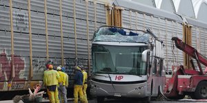 Τρένο παρέσυρε διώροφο λεωφορείο στο Μεξικό