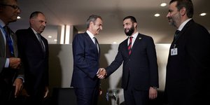 Ο Κυριάκος Μητσοτάκης με τον μεταβατικό πρόεδρο της Συρίας Αχμέντ αλ-Σάρα