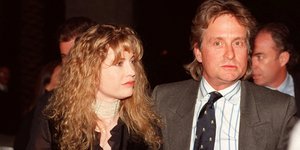 Ο Μάικλ Ντάγκλας και η τότε σύζυγός του, Ντιάντρα, καταφθάνουν στη δεύτερη συναυλία της Μπάρμπρα Στρέιζαντ στο ξενοδοχείο MGM Grand στο Λας Βέγκας, την 1η Ιανουαρίου 1994