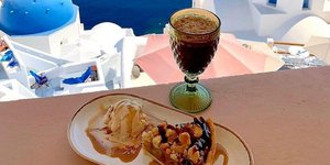Μηλόπιτα και φραπές στην Σαντορίνη