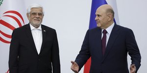 Ο Ρώσος πρωθυπουργός Μικάηλ Μισούστιν (δεξιά) με τον Ιρανό αντιπρόεδρο Μοχάμεντ Ρέζα Αρέφ σε παλιότερη συνάντηση