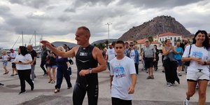 Ο Ιωάννης Σμυρλής ξεκινάει τον κολυμβητικό του άθλο για τη «Φλόγα»