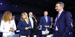 Το χαλαρό πηγαδάκι του πρωθυπουργού με δημοσιογράφους στη ΔΕΘ