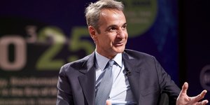 Ο Κυριάκος Μητσοτάκης συζητά με τον συνιδρυτή του BioInnovation Greece, Νίκο Κυρπίδη, στο πλαίσιο του Bio3 Forum 2025