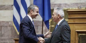 Ο Κυριάκος Μητσοτάκης συγχαίρει τον νέο γραμματέα της ΚΟ της ΝΔ Μάξιμο Χαρακόπουλο 