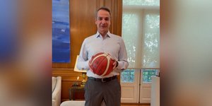 Ο Μητσοτακης με μπάλα μπάσκετ