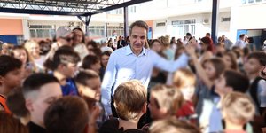 Ο Μητσοτακης με παιδιά σε σχολείο